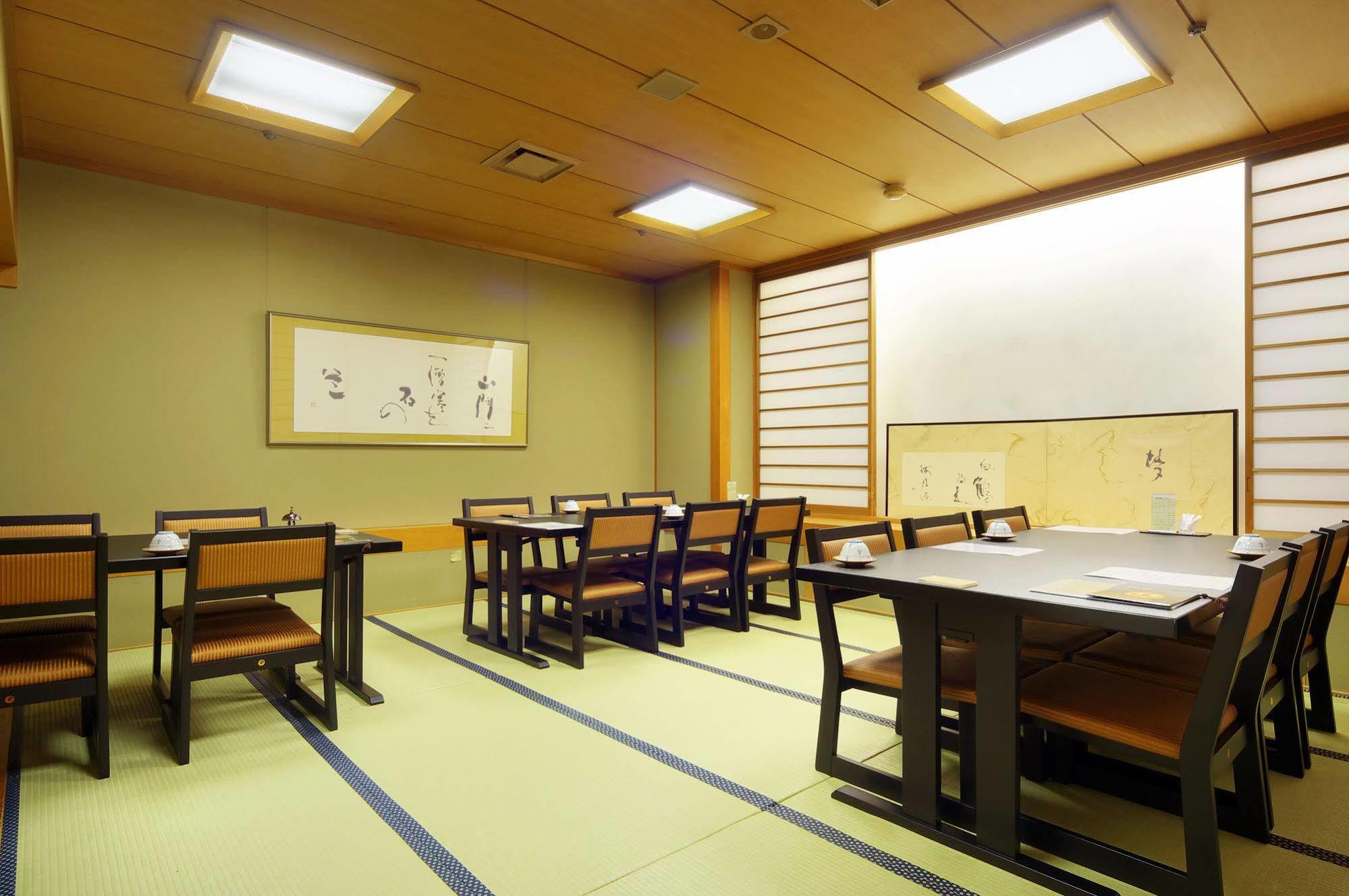 The Crown Palais New Hankyu Kochi Extérieur photo